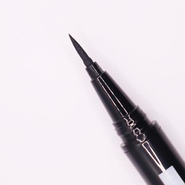MEIN x MLashes | KIT The Eyeliner black + The Lip Liner ME01 | Delineador para ojos negro + delineador en gel para labios tono avellana.