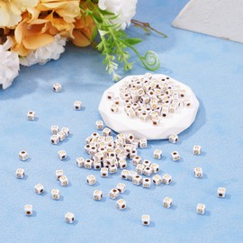 FASHEWELRY - 500 abalorio blancas doradas con letras de 4,5 mm, abalorio cuadradas del alfabeto de acrílico, abalorio de letras G, para pulseras de amistad, collares, llaveros para hacer joyas