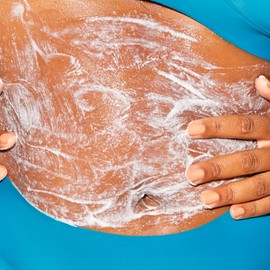 Isle of Paradise Brilliantly Bright Body Polish - Smoothes Rough, Dry Skin - Hydrating Exfoliating Scrub with Vitamin C, Niacinamide, and Hyaluronic Acid - 7.77 fl. oz