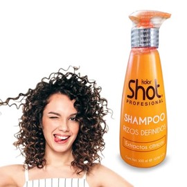 Shampoo Rizos Definidos Kolor Shot con Cacao y Aceite de Jojoba Sin Sulfatos ni Parabenos para Pelo Ondulado y Rizado, Limpia e Hidrata Proporcionando Brillo, Revitaliza el Cabello Maltratado
