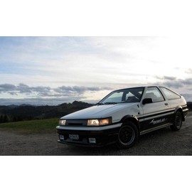 絵画風 壁紙ポスター （はがせるシール式） トヨタ AE86 カローラレビン 1983年 ドリフト キャラクロ AE86-003W2 （ワイド版 603mm×376mm） 建築用壁紙＋耐候性塗料 ＜日本製＞ ウォールステッカー お風呂ポスター