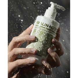 Malin and Goetz Exfoliante de Manos y Cuerpo con Eucalipto - Exfoliante Corporal que Limpia, Suaviza y Mejora el Tono de la Piel - 250 ml
