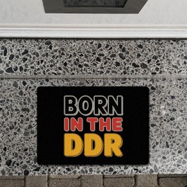 speecheese Born in The DDR Retro Fußmatte in 35x50 cm ohne Rand Ostdeutsche Identität Lustige Retro-Türmatte mit Ost-Nostalgie