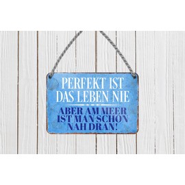 Perfekt ist das Leben nie aber am Meer ist man schon nah dran - Hanging Sign with Cord and Suction Cup - Maritime Decoration for Beach Chair Bathroom Garden Balcony Patio Entrance Favourite Place Boat
