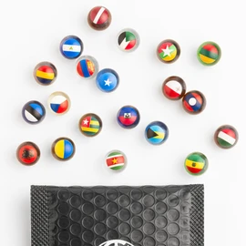 MARBLEFLAGS 30 Paesi | Collezione di Biglie di Cristallo con Bandiere Paese | 3 Confezioni x 10 Biglie Casuali