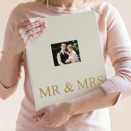 Harloon Mr and Mrs Wedding Photo Album for 4 x 6 Inch Pictures 400 Pockets Wedding Photo Album Book with Front Window Linen Cover for Family Weddings Memory Pictures Anniversary Honeymoon Keepsake