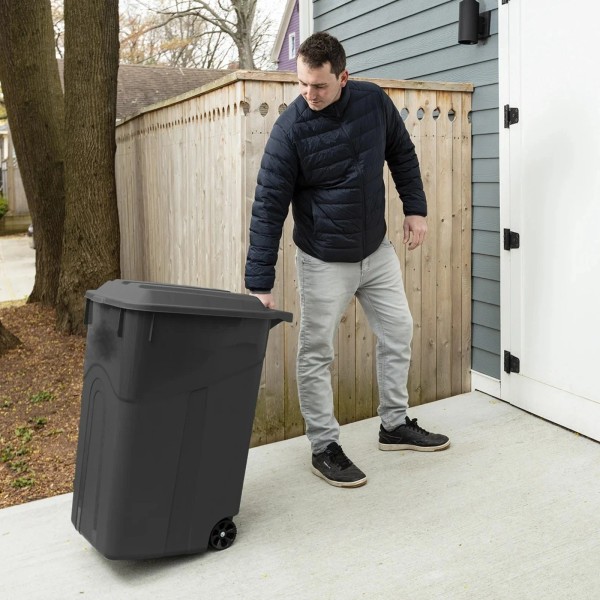 Unbranded 45 Gallon Wheeled Heavy Duty Plastic Garbage Can Attached