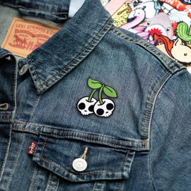 Winks For Days Cherry Skulls Parche bordado para planchar
