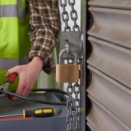 Yale Y110B/60/132/1 - Brass Padlock (60 mm) - Indoor Lock for Ladders, Shutter Doors, Tools - 3 Keys - Standard Security