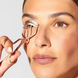 Rizador de Pestañas Clásico Tweezerman, de color Oro Rosado, con Almohadillas de Repuesto - Herramienta para Pestañas para todo tipo de Ojos