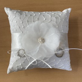 Ringkissen für die Hochzeit mit Blüte in Creme, Kissen für Trauringe mit Perlen und Stickerei, 18,5 x 18 cm