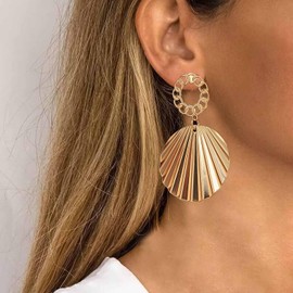 TseenYi Boho Shell Earrings Gold Shell Earrings Vintage Cowrie Shell Earrings Circle Lock Chain Stud Earrings Exaggerated Skirt Earrings Jewellery for Women and Girls Gifts, Zinc