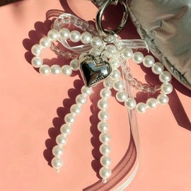Hazzys (대전신세계)24FW크림 진주 리본 비즈 가방 참장식 키링참 HIHO4F201IV Daejeon Shinsegae 24FW Cream Pearl Ribbon Beaded Bag Charms Keyring Charm HIHO4F201IV