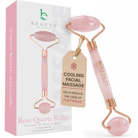 Beauty by Earth Rodillo facial de cuarzo rosa – mejor rodillo facial y herramienta de cuidado de la piel para masaje facial, rodillo de cara de piedra rosa de calidad, ideal para la piel en la cara y el cuello en caja de regalo magnética