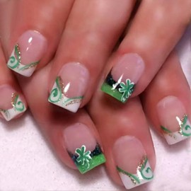 Short Square St. Patrick's Day Press on Nails Green Clover French Tip Fake Nails Lucky Shamrock Acrylic Glue on Nails Glossy Artificial Stick on Nails for Women DIY Saint Patrick Nail Art