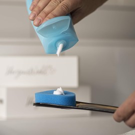 HERZENSWAHL 2.0 Folding Back Cream Aid Includes 4 Interchangeable Sponges + Cotton Bag for Storage | Extra Light for Easy Transport | Back Cream