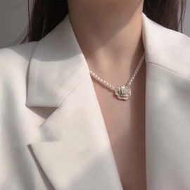 Pearl Flower Necklace for Women Pearl Choker Necklace Floral Pendant Necklace Rose Choker Necklace Pearl Beaded Necklace Jewelry Gifts for Women Girls(White)