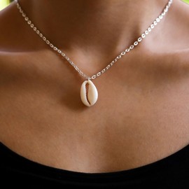 Inilbran Bohemia Sea Shell Choker Necklace Vintage Cowrie Shell Pendant Necklace Choker Silver Cowrie Seashell Necklace Choker Summer Beach Seashell Necklace Chain Jewelry for Women and Girls