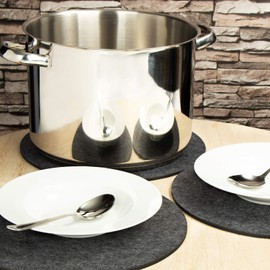 com-four® 4X Filzuntersetzer - Tischschoner aus robustem Filz - Unterlage für Töpfe, Gläser, Schüsseln und Vasen - runde Schutzmatte für Tisch und Möbel Ø 30 cm