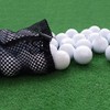 koundeneko ゴルフ練習ボール 15球入り 収納用ネットバッグ付き 室内 アプローチ練習 耐久性 傷付きにくい 球速抑制 ラウンドボールに近い