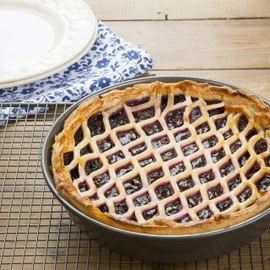 MasterClass 23 cm Deep Pie Dish with PFOA Non Stick, Robust 1 mm Carbon Steel, 9 Inch Round Pan