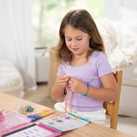 Melissa & Doug On-the-Go - Juego de actividades manuales de hacer pulseras de la amistad (para hacer más de 10 pulseras)