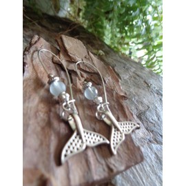 ꧁ VERZIERTER WALSCHWANZ - FISCHSCHWANZ MIT LANGEN KIDNEY HAKEN UND EISBLAUEM FLASCHENGLAS ꧂ Ohrringe & Kidney-Haken, Greenpeace, Natur Ohrringe, Milchglas