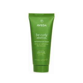 Aveda Be Curly Advanced Curl Enhancer Cream | Protege los rizos y ondas del encrespamiento en condiciones de alta humedad, hidrata y aporta brillo.