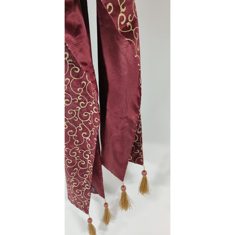 1 x table runner and 2 x cushions in a