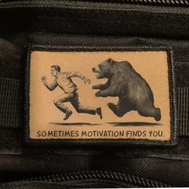 Sometimes Motivation Finds You, 1 parche divertido estampado de memes, parche táctico militar con cierre de gancho, accesorios para mochilas, chalecos, chaquetas, jeans, sombreros