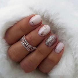 Christmas Press on nails Short Oval Fake Nails with Snowflake Designs Glitter False Nails White Cute Glue Nail Xmas Winter Acrylic Nails for Women and Girls Manicure 24Pcs