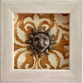 Sol Chávez, Cuadro Decorativo Hecho a Mano por Arami (marco Crema Beige, Fondo Floral Naranja, 19 X 19)