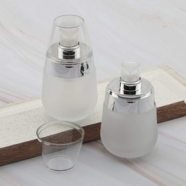 Kesell 8 unidades de 30 ml 1 oz vacío vacío bomba de vidrio esmerilado prensado botella en forma de huevo frasco prensado borde plateado contenedor cosmético con tapa transparente y embudo para emulsión de loción esencia facial