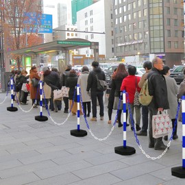 Amylove 9 Packs Traffic Delineator Post Cone with Base, Traffic Cones Safety Cones Caution Cones Plastic Stanchion Chain Safety Barriers with 6.6 Feet Link Chain and S Hooks for Parking Lot (Blue)