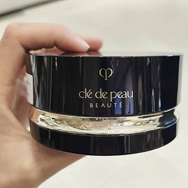 Clé de Peau Beaute Cle de Peau Beauté Translucent Loose Powder No. 1 Light 24g / 끌레드뽀 보떼 트렌스루센트 루스 파우더 1호 라이트 24g