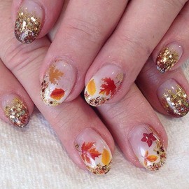 Fall Press on Nails Short Almond Fake Nails with Maple Leaf Designs Glossy Gold Glitter Stick on Nails Autumn False Nail Reusable Sequins Holiday Glue on Nail for Women Girls Manicure 24Pcs