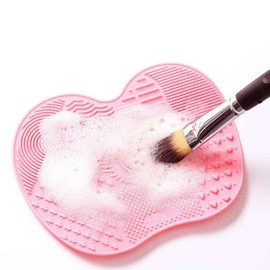 4 Pack Makeup Brush Cleaning Mat, 3 Cosmetic Portable Washing Tools with 7 Cleansing Areas and 1 Blush Highlighter Brush, Effectively Remove Makeup Residue on Brushes (Three Colors)