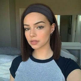 【Ventajas del diseño】Pelucas con diadema para mujeres blancas. El diseño de cinta mágica para pelucas con diadema negra hace que la peluca sea muy fácil de usar, especialmente para principiant
