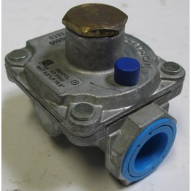 Maxitrol Co. RV47CL12 1/2" 1/2 PSIG Poppet Regulator