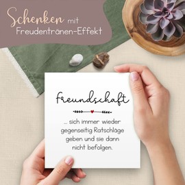 ARTFAVES® Holzbild mit Spruch - Freundschaft - Sich Immer Wieder gegenseitig Ratschläge | Deko Geschenk zum Thema Freundschaft/witzig/Größe: 14,8 x 14,8 cm