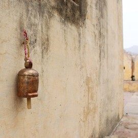 De Kulture™ Bell Metal Cow Bell Wind Chime 6.5X3.5 LWH (Inches) for Hanging Bells Garden Decoration Balcony Decor Ideal for New Year Anniversary Birthday Girl Woman (Brown)