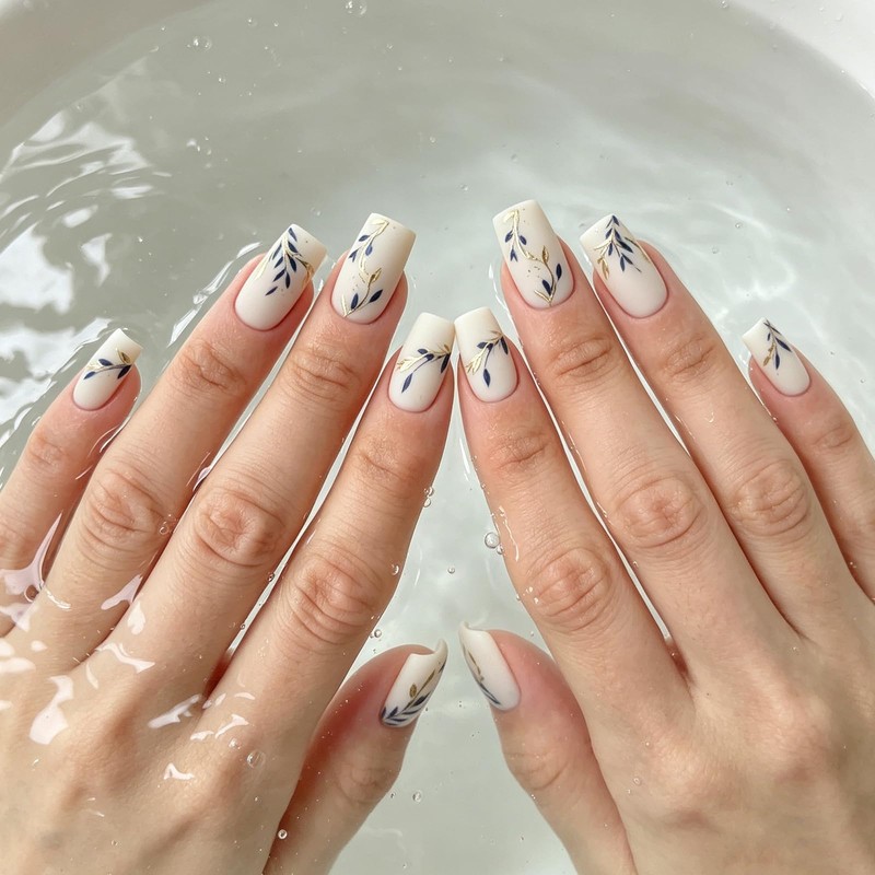 24 unghie finte a pressione con foglie dorate e blu,