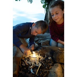 HABA 303527 - Terra Kids Feuerstarter-Set, praktisches Zündstahl-Set zum Feuer machen für Kinder gemeinsam mit Erwachsenen, Outdoor-Tool aus Holz und Metall, Camping- und Lagerfeuer-Zubehör