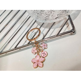 AYYSHULAN Pink Cute Enamel Flower Initial Letter Bag Charms Keychain Aesthetic Accessory Keyring Purse Backpacks Handbags for Women Girls,Pink K