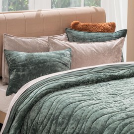 EVERGRACE Luxury Velvet Quilt Queen Size, Ultra Soft Wave Crushed Velvet Bedding Set, Lightweight Quilted Comforter Set for All Season, Oversized Bedspread Coverlet with 2 Shams, Dark Green