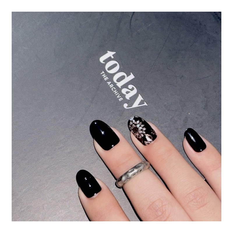 Wolyeong (月影) |Minimal oriental mother-of-pearl nails - stiletto / 월영(月影)