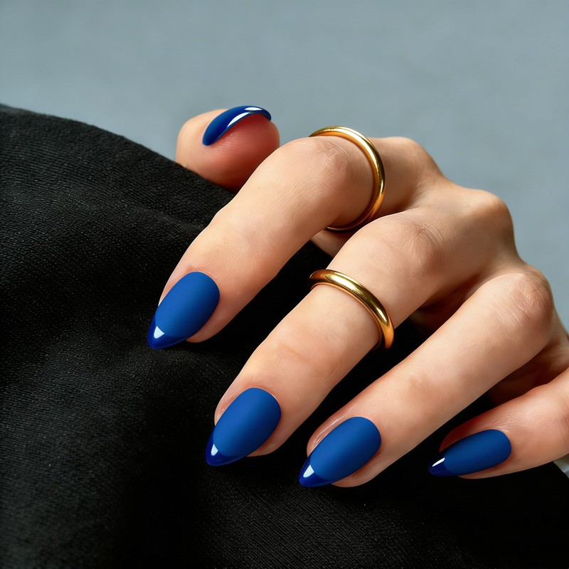 Uñas postizas almendradas con punta francesa mate corta, uñas postizas