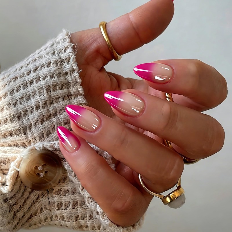Uñas postizas cortas almendradas con efecto degradado cromado, uñas postizas