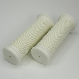 White Ribbed Rubber Motorcycle Grips Fits 1" Handlebars Bars and Exterior Cables - Harley Honda Kawasaki Suzuki Yamaha Bobber Chopper Cafe Racer Brat