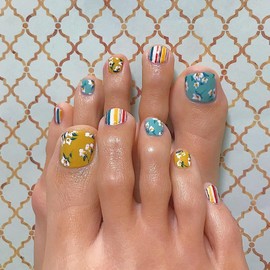 24PCS Colorful French Tip Press on Toe Nails Short Square Fake Toenails Summer Glue on Toe Nails Cute Flower False Toe Nails for Women Reusable Colorful Fake Toenails Manicure Kit